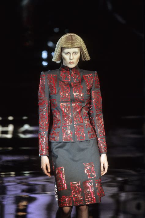 givenchy fall winter 1999|Givenchy fashion show.